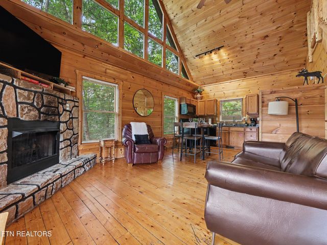 2434 N School House Gap Rd, Sevierville, TN 37876