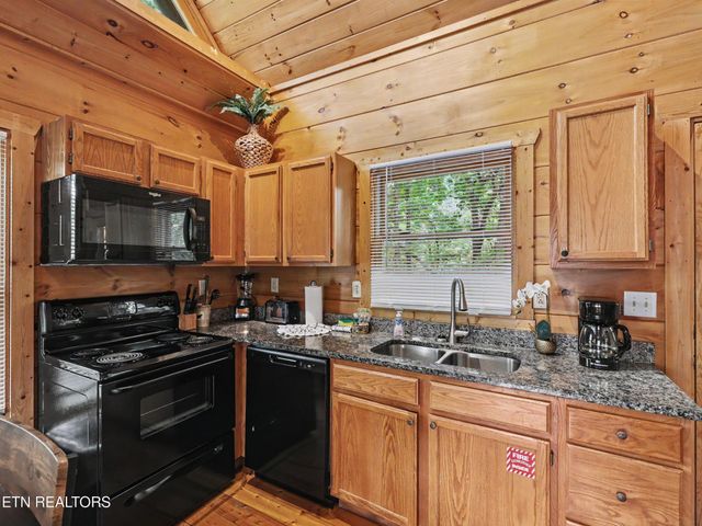 2434 N School House Gap Rd, Sevierville, TN 37876