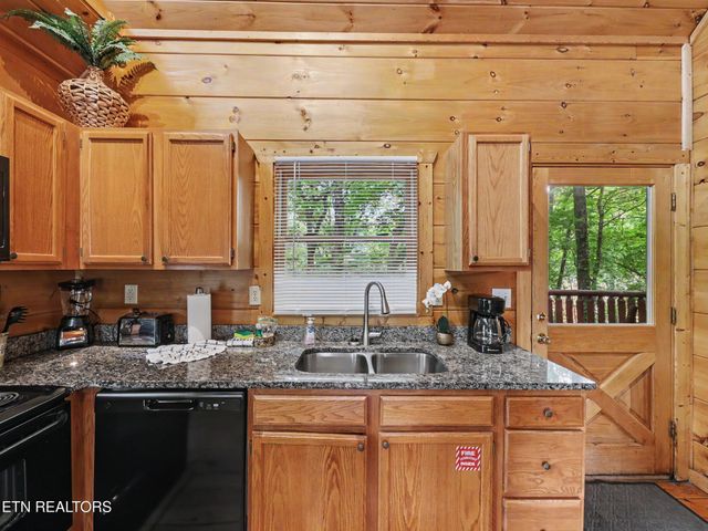 2434 N School House Gap Rd, Sevierville, TN 37876