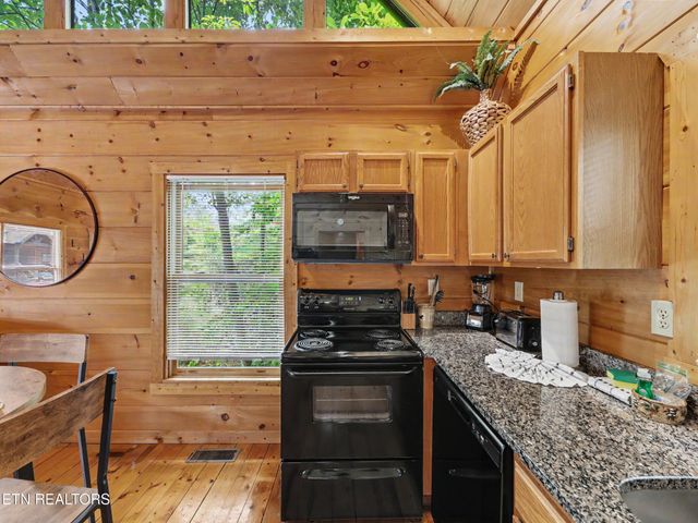 2434 N School House Gap Rd, Sevierville, TN 37876