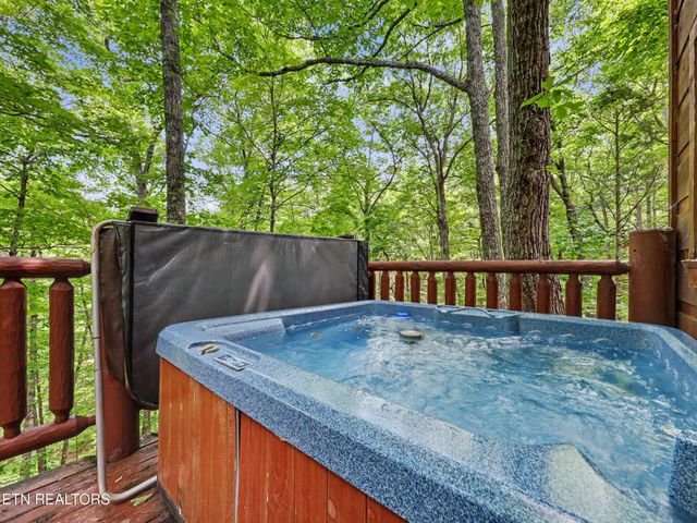 2434 N School House Gap Rd, Sevierville, TN 37876