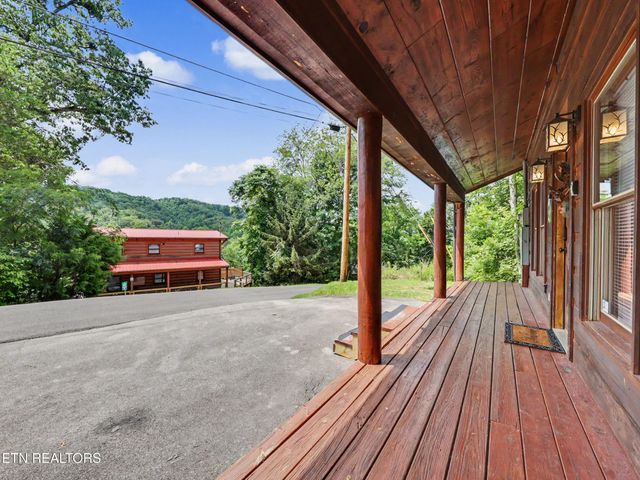 2434 N School House Gap Rd, Sevierville, TN 37876