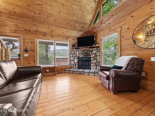 2434 N School House Gap Rd, Sevierville, TN 37876