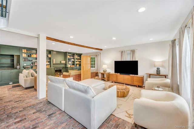 244 N Main Street, Southampton, NY 11968