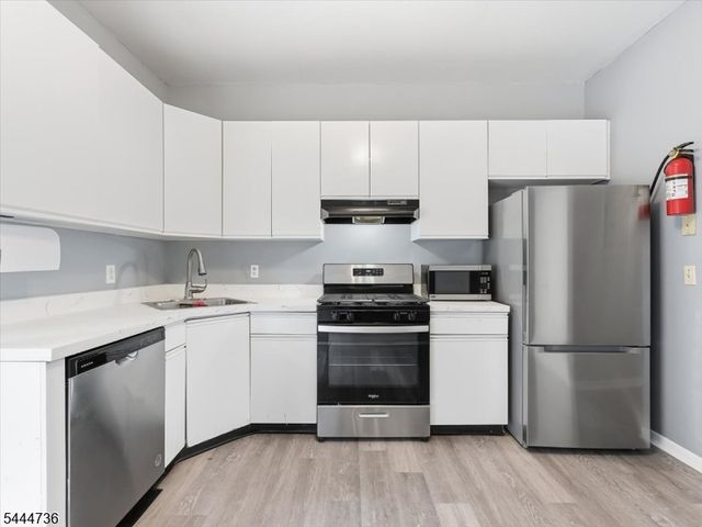 4 Derby St, East Orange City, NJ 07018