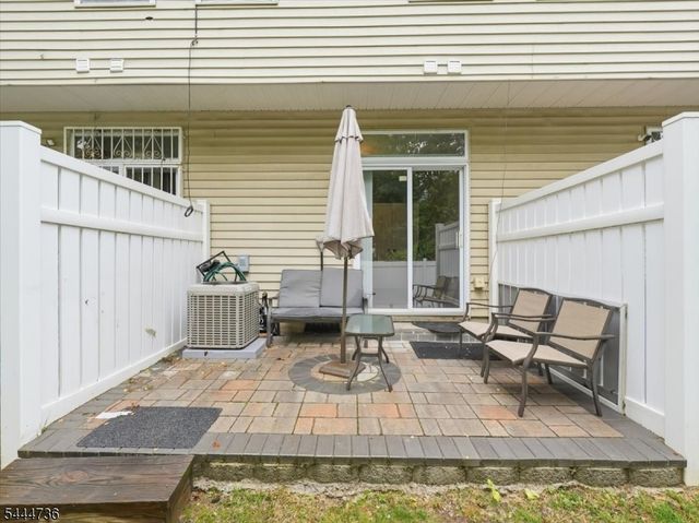 4 Derby St, East Orange City, NJ 07018