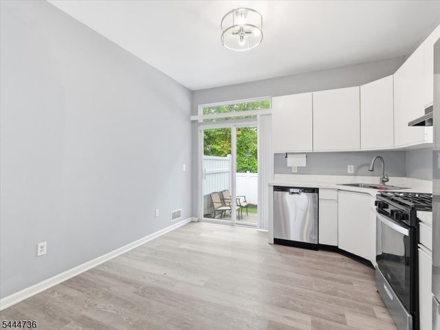 4 Derby St, East Orange City, NJ 07018