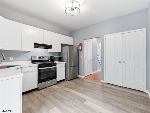 4 Derby St, East Orange City, NJ 07018
