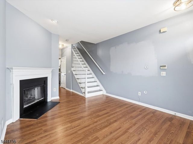 4 Derby St, East Orange City, NJ 07018