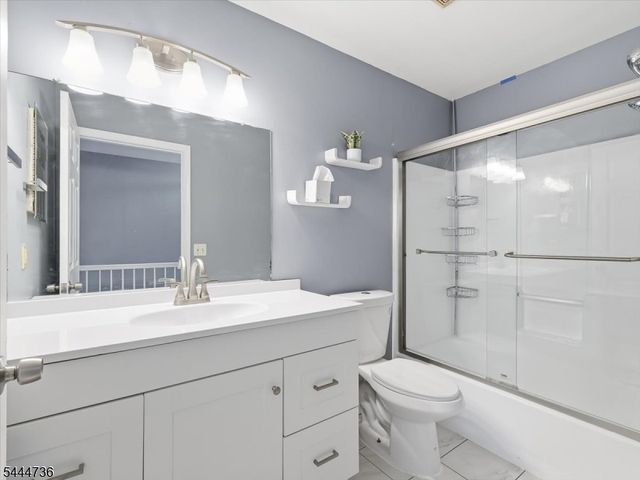 4 Derby St, East Orange City, NJ 07018