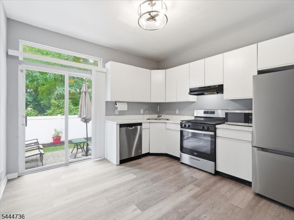 4 Derby St, East Orange City, NJ 07018