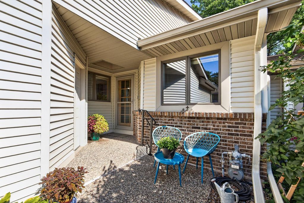 525 Sterling Street S, Maplewood, MN 55119 — photo 2