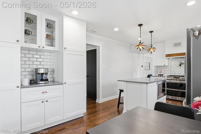 16601 Golfview Street, Livonia, MI 48154