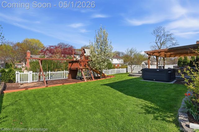 16601 Golfview Street, Livonia, MI 48154