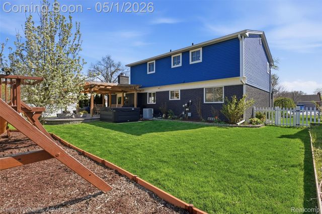 16601 Golfview Street, Livonia, MI 48154