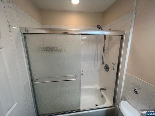 201 12th Street 6, Palisades Park, NJ 07650