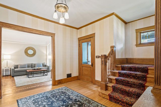 2710 N Hackett AVENUE, Milwaukee, WI 53211