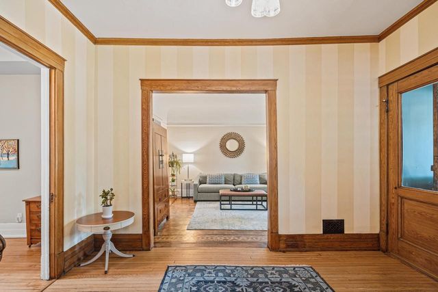 2710 N Hackett AVENUE, Milwaukee, WI 53211