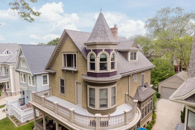 2710 N Hackett AVENUE, Milwaukee, WI 53211