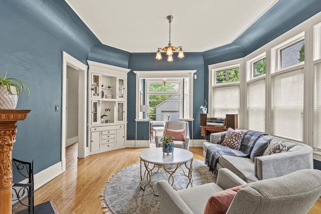 2710 N Hackett AVENUE, Milwaukee, WI 53211