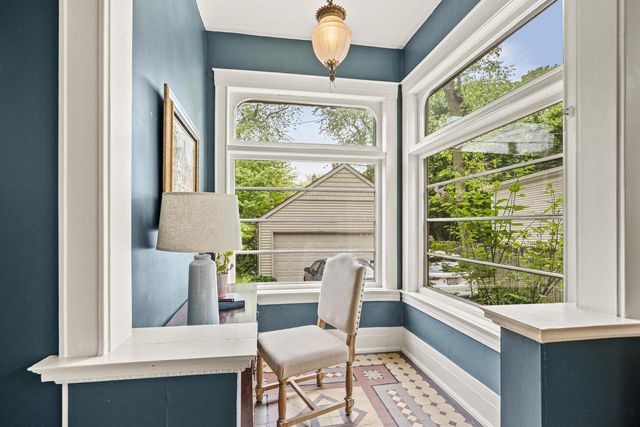 2710 N Hackett AVENUE, Milwaukee, WI 53211