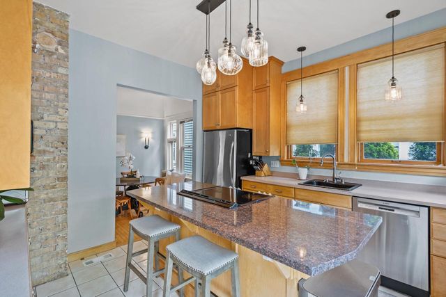 2710 N Hackett AVENUE, Milwaukee, WI 53211