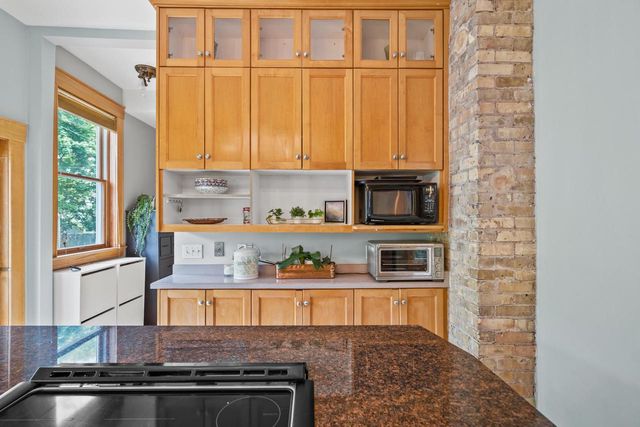 2710 N Hackett AVENUE, Milwaukee, WI 53211