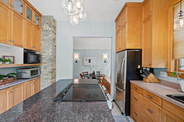 2710 N Hackett AVENUE, Milwaukee, WI 53211