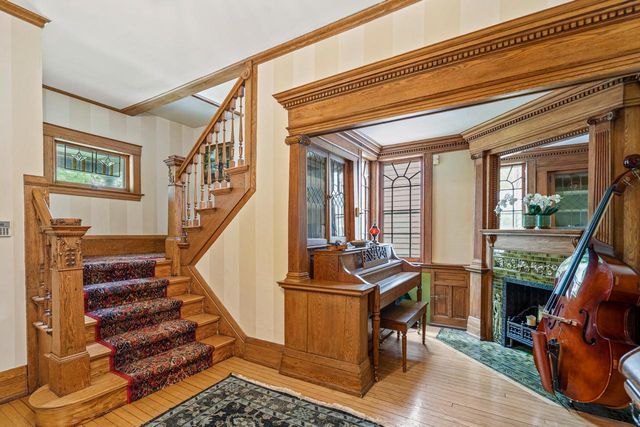 2710 N Hackett AVENUE, Milwaukee, WI 53211
