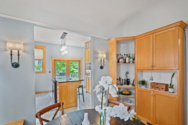 2710 N Hackett AVENUE, Milwaukee, WI 53211
