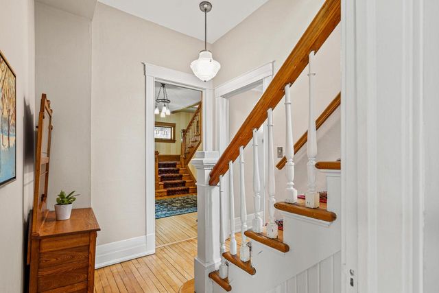 2710 N Hackett AVENUE, Milwaukee, WI 53211