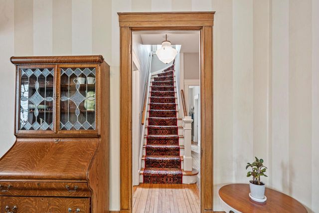 2710 N Hackett AVENUE, Milwaukee, WI 53211