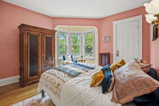 2710 N Hackett AVENUE, Milwaukee, WI 53211