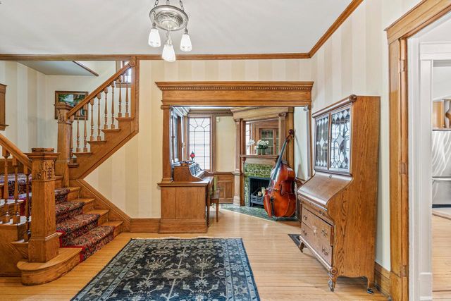 2710 N Hackett AVENUE, Milwaukee, WI 53211