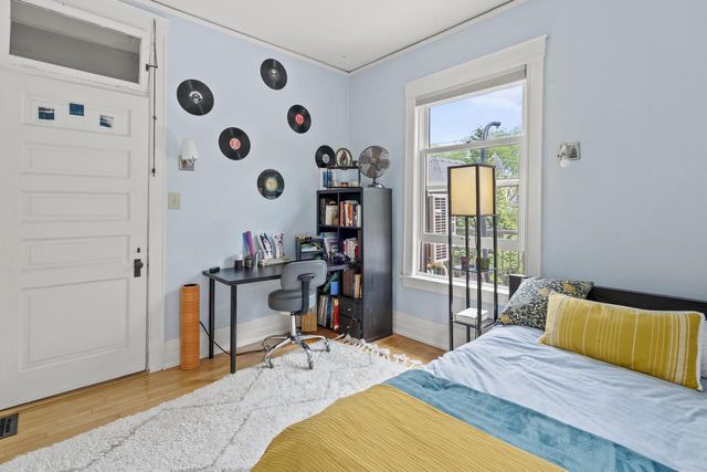 2710 N Hackett AVENUE, Milwaukee, WI 53211