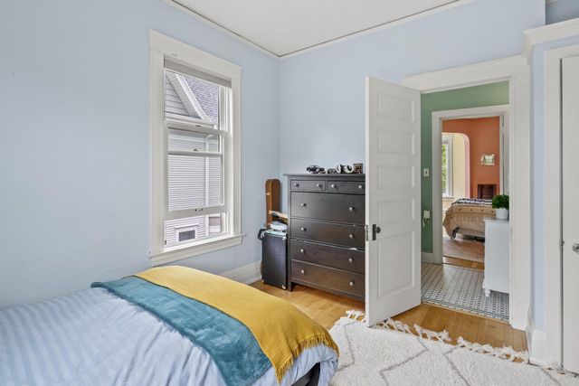 2710 N Hackett AVENUE, Milwaukee, WI 53211