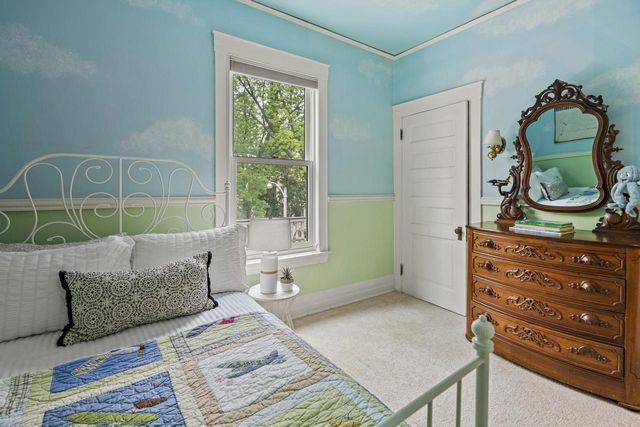 2710 N Hackett AVENUE, Milwaukee, WI 53211