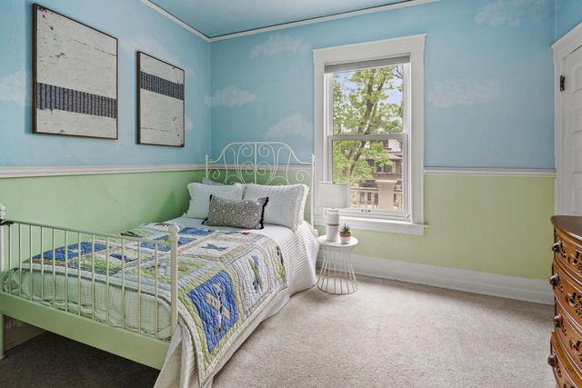 2710 N Hackett AVENUE, Milwaukee, WI 53211