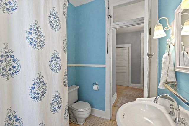 2710 N Hackett AVENUE, Milwaukee, WI 53211