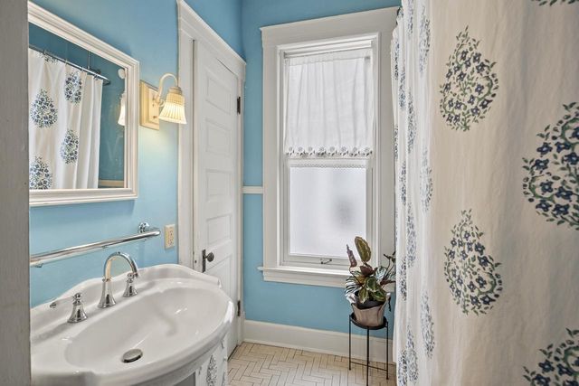 2710 N Hackett AVENUE, Milwaukee, WI 53211