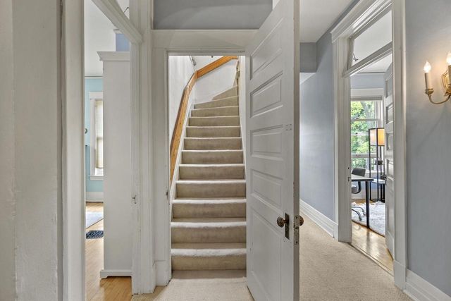 2710 N Hackett AVENUE, Milwaukee, WI 53211