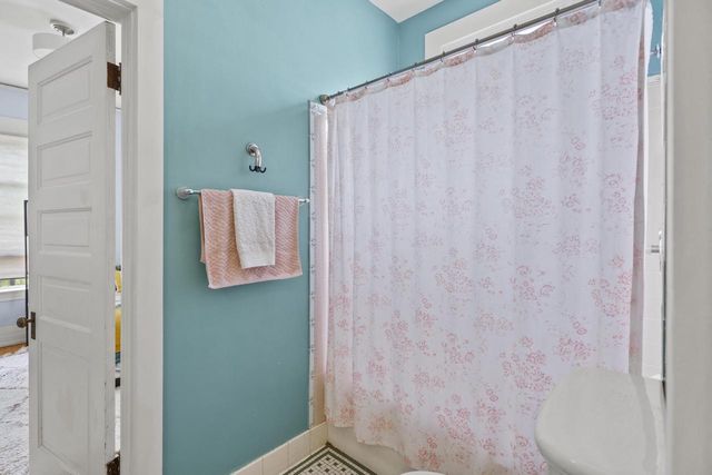2710 N Hackett AVENUE, Milwaukee, WI 53211