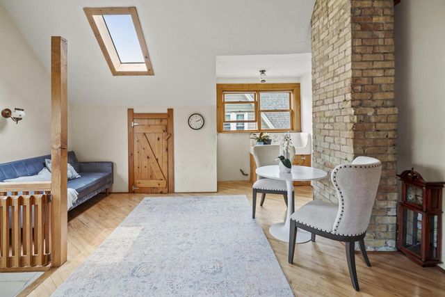 2710 N Hackett AVENUE, Milwaukee, WI 53211