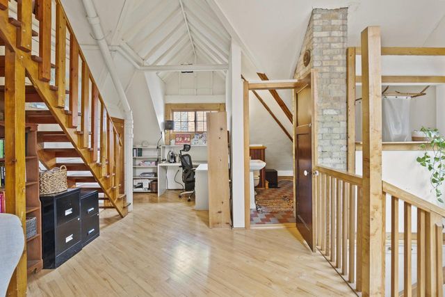 2710 N Hackett AVENUE, Milwaukee, WI 53211