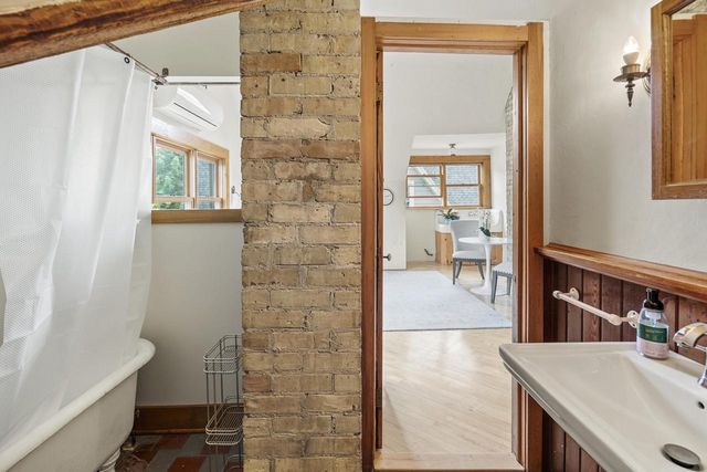 2710 N Hackett AVENUE, Milwaukee, WI 53211