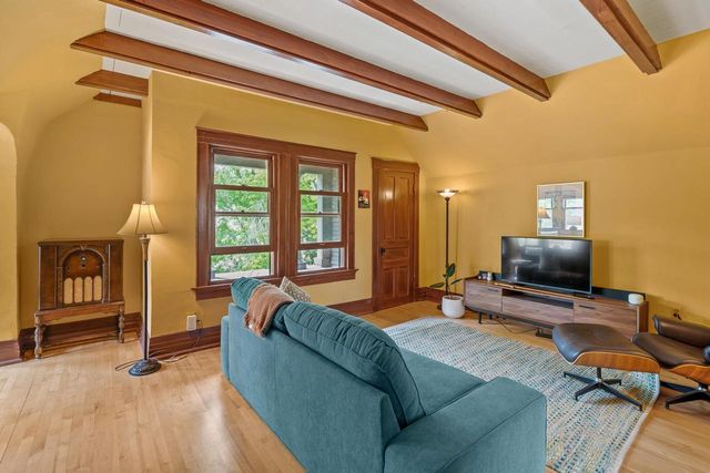 2710 N Hackett AVENUE, Milwaukee, WI 53211