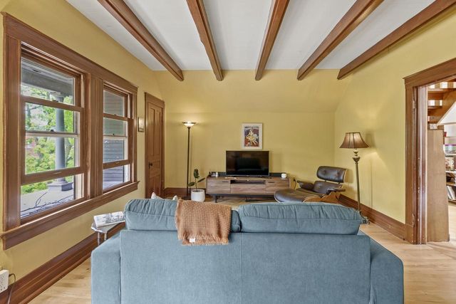 2710 N Hackett AVENUE, Milwaukee, WI 53211