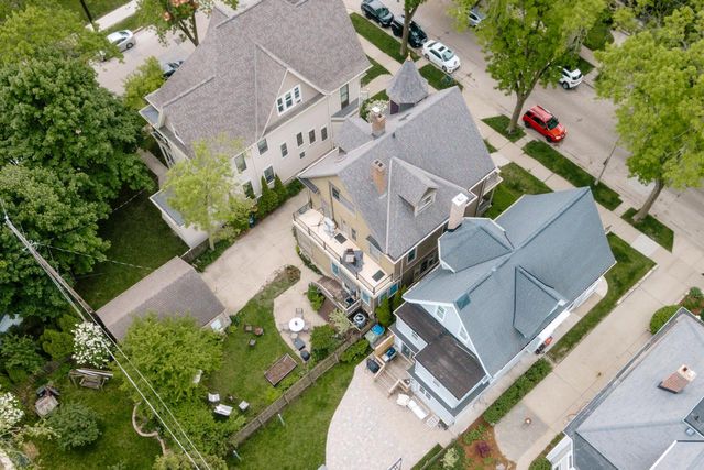 2710 N Hackett AVENUE, Milwaukee, WI 53211
