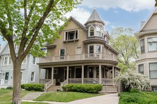 2710 N Hackett AVENUE, Milwaukee, WI 53211