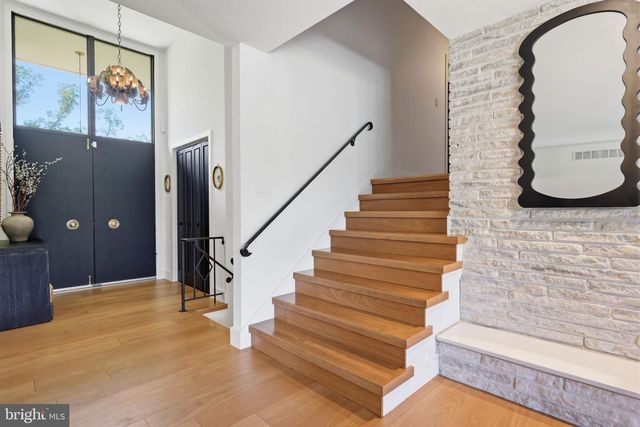 33 WOODHILL RD, Newtown, PA 18940